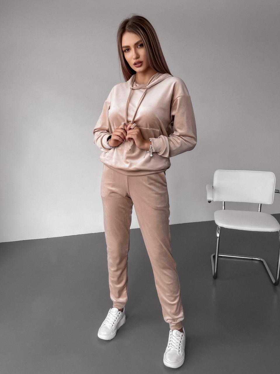 Велюровий костюм
Велюровий базовий костюм :
затішний  та м‘ягенький,
кофта з капюшоном з зав’якою та кишенею кенгуру;
штани з кишенями, пояс на простроченій резинці, по низу манжет
Артикул: GARNA-918899