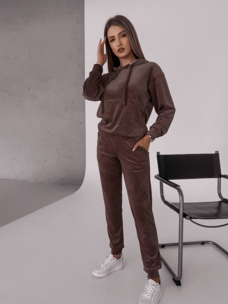 Велюровий костюм
Велюровий базовий костюм :
затішний  та м‘ягенький,
кофта з капюшоном з зав’якою та кишенею кенгуру;
штани з кишенями, пояс на простроченій резинці, по низу манжет
Артикул: GARNA-660923