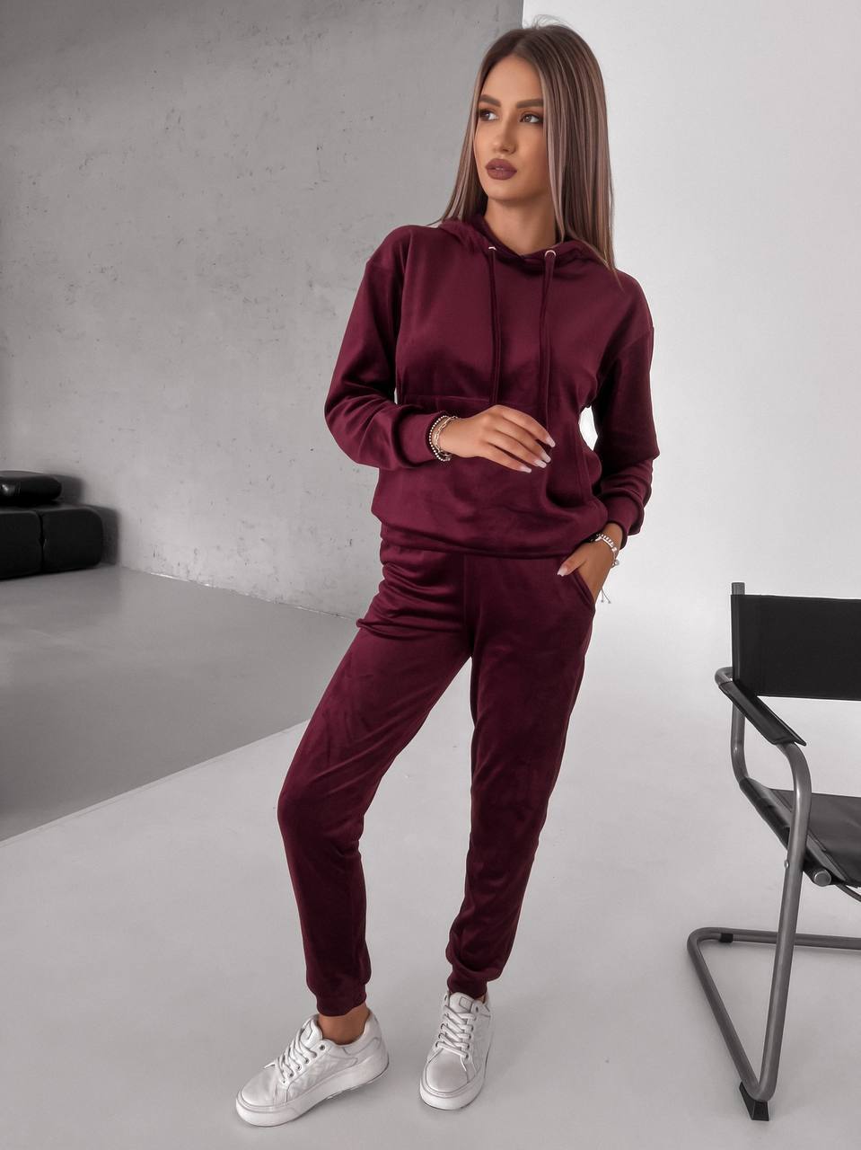 Велюровий костюм
Велюровий базовий костюм :
затішний  та м‘ягенький,
кофта з капюшоном з зав’якою та кишенею кенгуру;
штани з кишенями, пояс на простроченій резинці, по низу манжет
Артикул: GARNA-765868