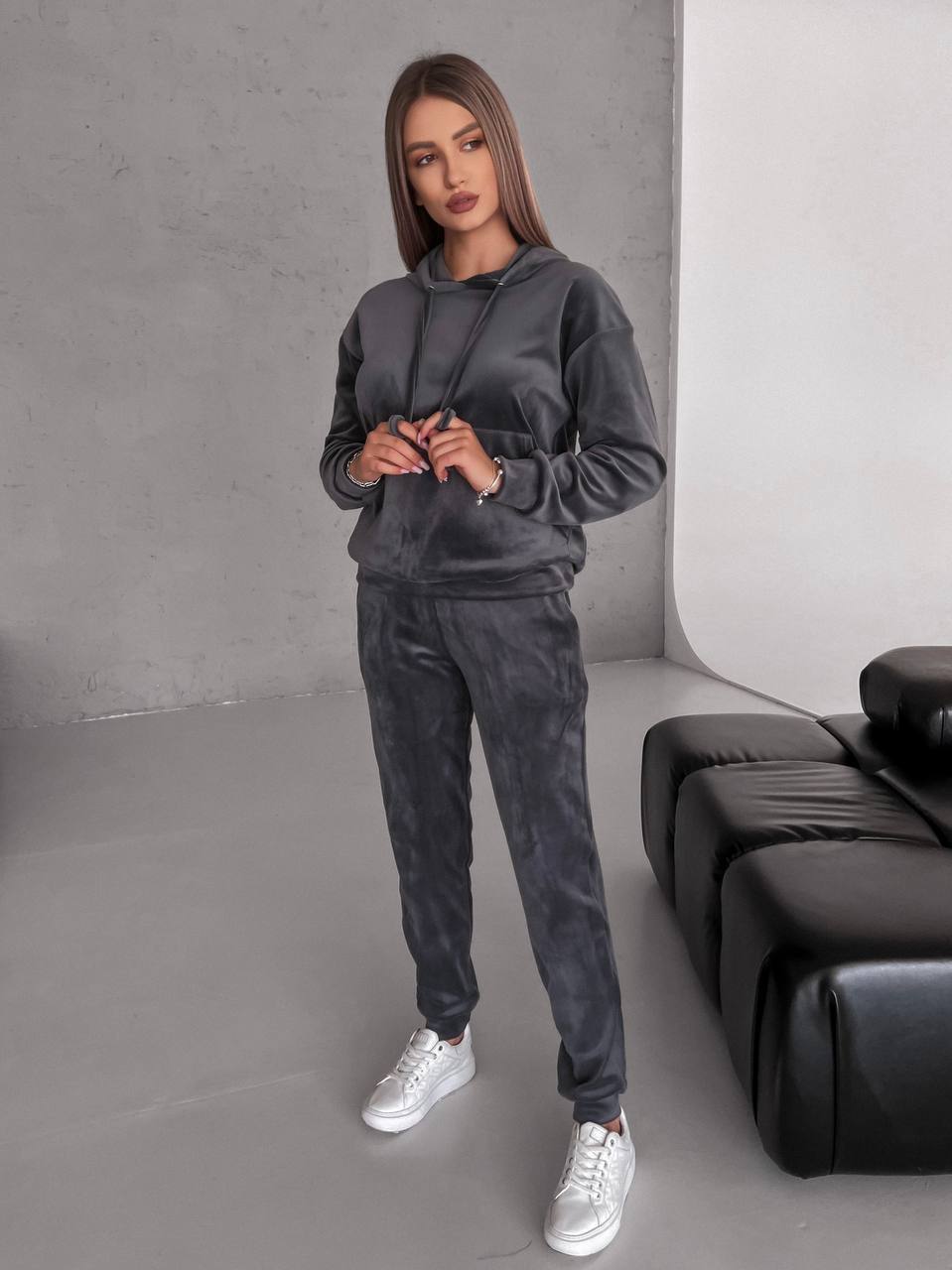 Велюровий костюм
Велюровий базовий костюм :
затішний  та м‘ягенький,
кофта з капюшоном з зав’якою та кишенею кенгуру;
штани з кишенями, пояс на простроченій резинці, по низу манжет
Артикул: GARNA-669788