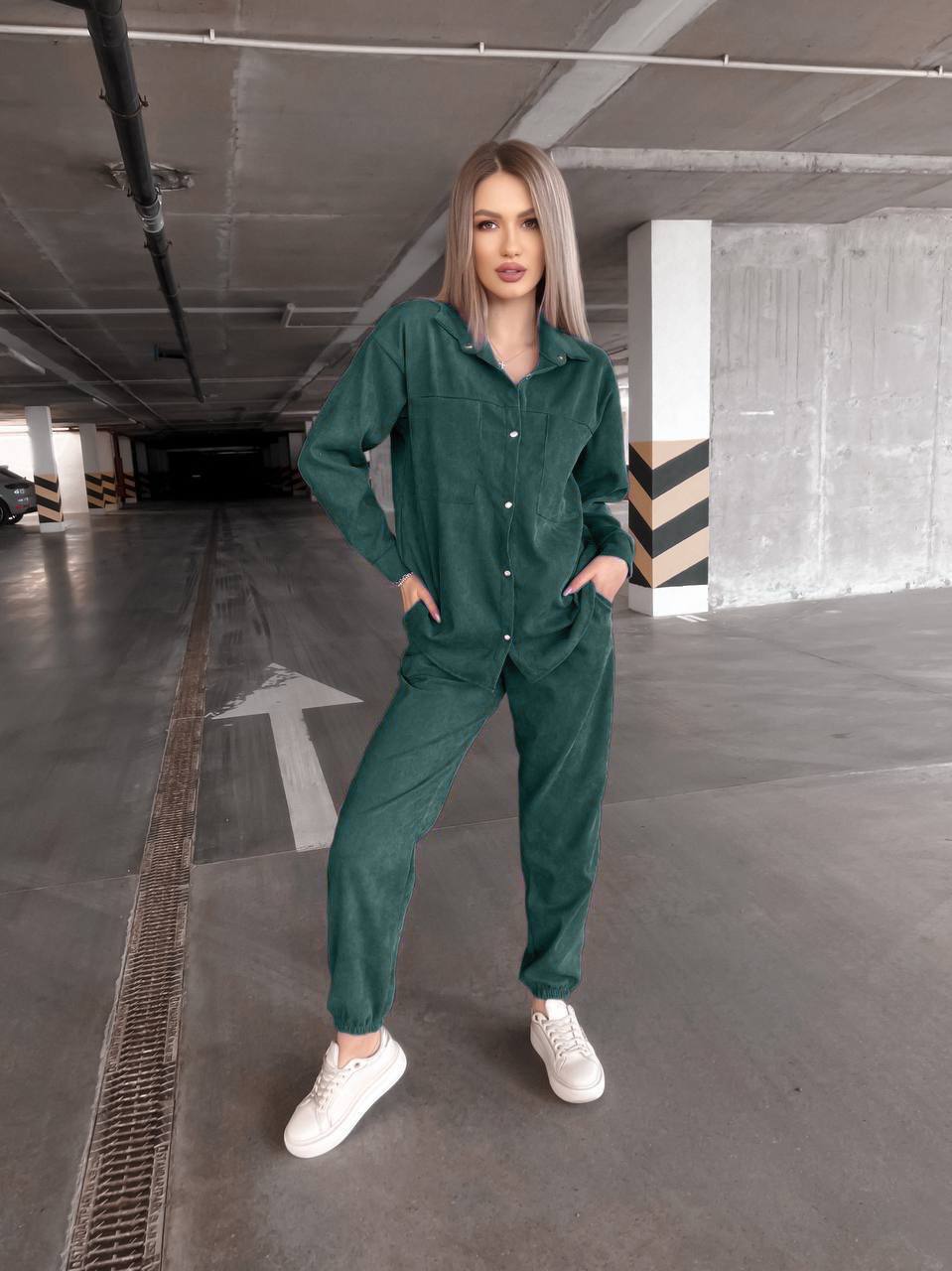 Мікровельветовий костюм
Вельветовий брючний костюм :
сорочка на кнопках, рукава на манжетах;
штани з кишенями, з простроченим поясом, низ на резинці
Артикул: GARNA-678155