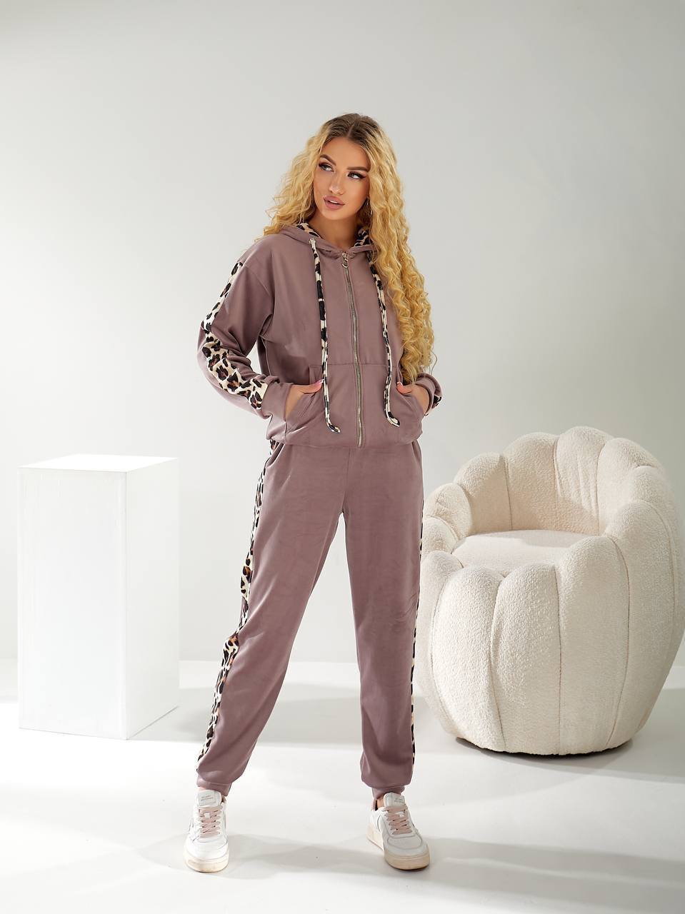 Велюровий костюм
велюровий костюм «Лео », двійка:
кофта  з вставками з леопарду з подвійним капюшоном з леопардом, з завʼязками;
штани з вставками з леопарду, з кишенями, на манжетах, з зав‘язкою
Артикул: GARNA-501823