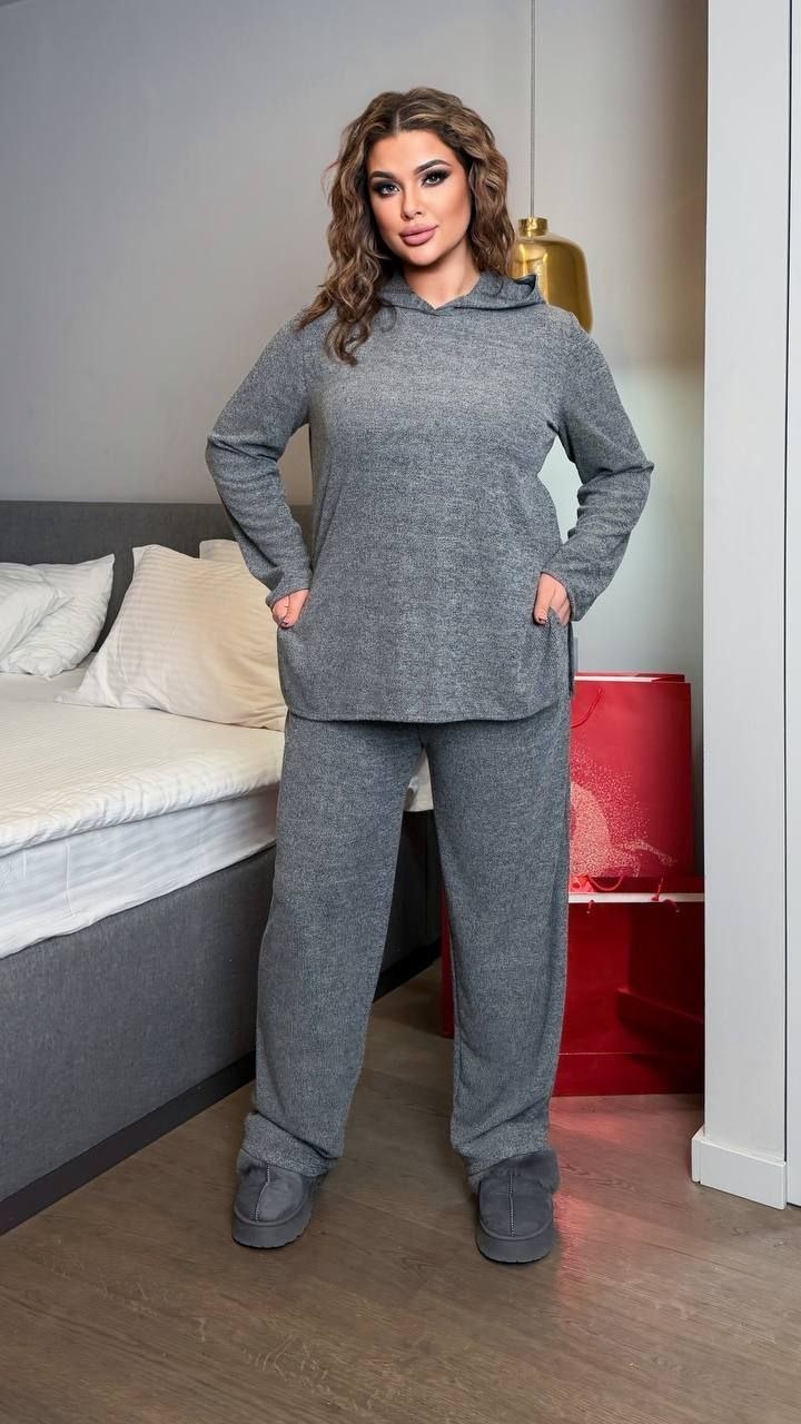 Знижки!Костюм рубчик
Костюм двійка
Модель № 7914-1
Тканина : вязка  рубчик віскоза всесезон( гарно тягнеться )  
Довжина кофта : 78 см..
Довжина рукава: 65 см.
Довжина штанів : 106 см. Стильний костюм двійка . Штани з високою посадкою , пояс на гумці . Кофта прямого покрою з бічними розрізами , та капюшоном .
Артикул: GARNA-699069