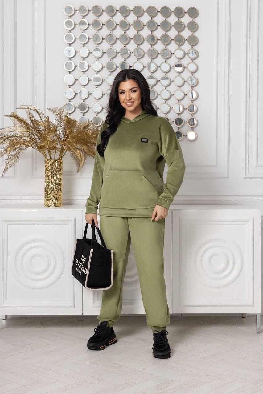 Костюм велюр
Костюм двійка
Модель № 7720
Тканина : щільний велюр    ( гарно тягнеться )
Довжина кофти  : 72 см..
Довжина рукава : 78 см. ( від горловини ) 
Довжина штанів : 105 см. (пояс на гумці )
Практичний стильний костюм , штани прямого покрою   , з бічними кишенями  , пояс на гумці  , низ на манжеті . Кофта прямого покрою  , з капюшоном , кишеня кенгуру , низ на манжеті . Тканина  гарної якості , зносостійка  , приємна на дотик , гарно тягнеться .
Артикул: GARNA-188397