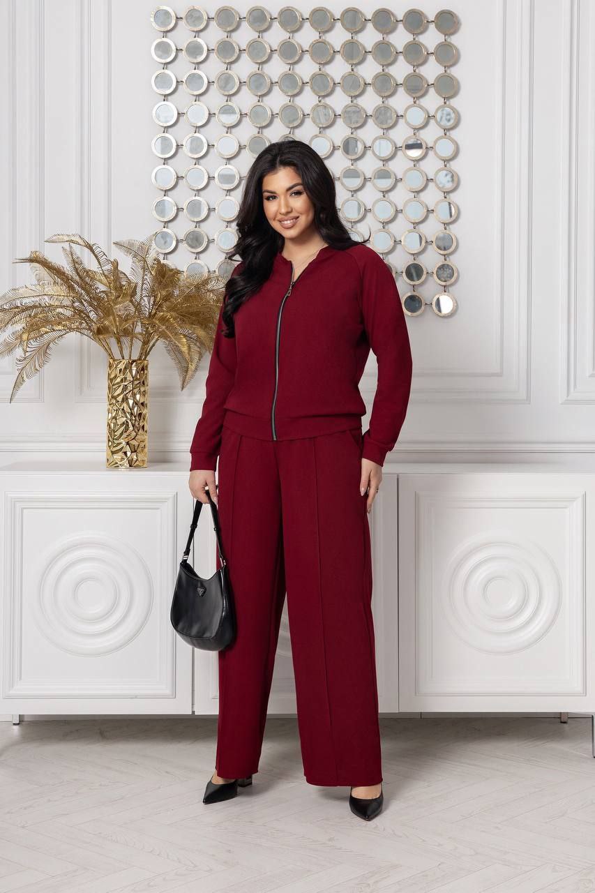 Костюм трикотаж
Костюм двійка Мод № 7724
Тканина : трикотаж діагональ   ( гарно тягнеться )
Довжина кофти  : 64 см..
Довжина рукава : 74 см. ( від горловини ) 
Довжина штанів : 107 см. (пояс на гумці )
Практичний стильний костюм , штани прямого покрою , з бічними кишенями  , пояс на гумці  . Кофта прямого покрою  , на блискавці , на манжеті . Тканина  гарної якості , зносостійка  , приємна на дотик , гарно тягнеться .
Артикул: GARNA-151620