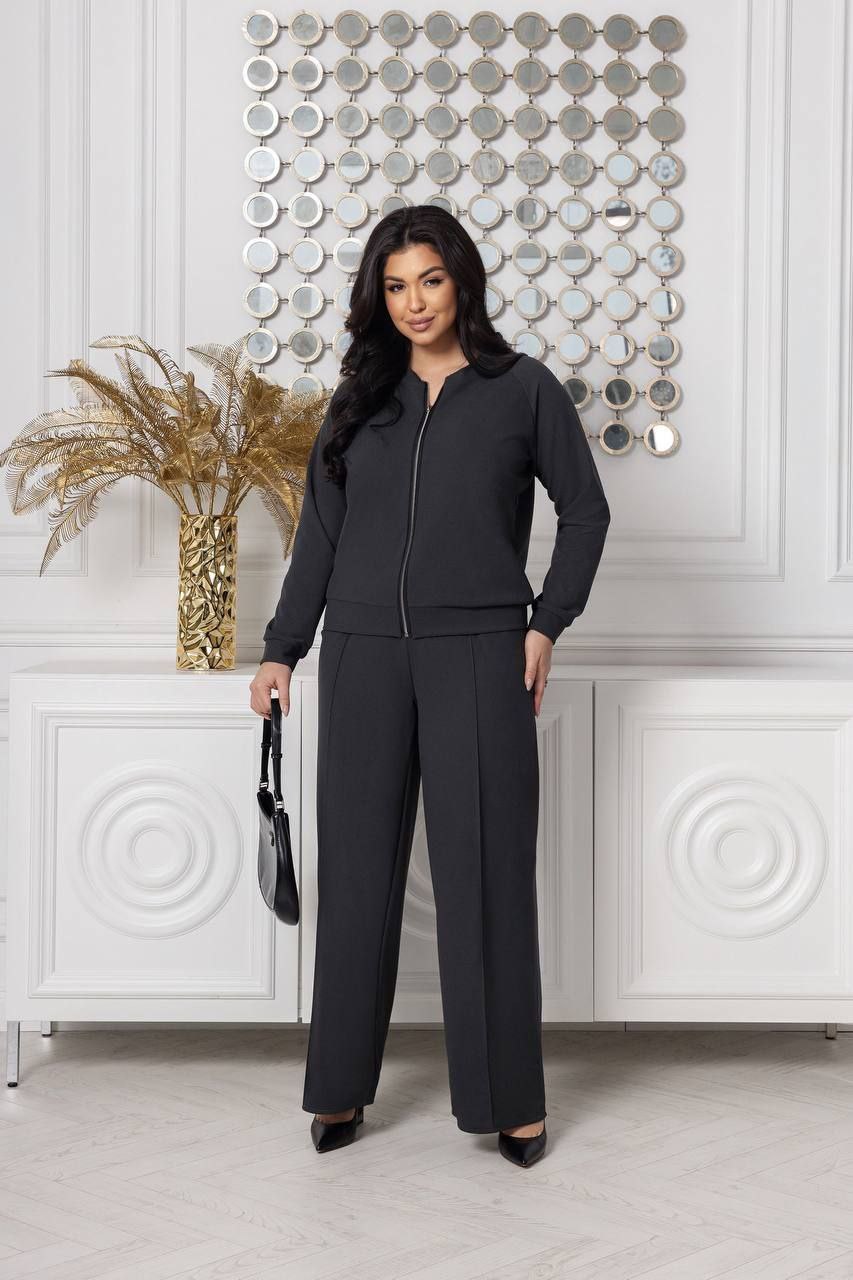 Костюм трикотаж
Костюм двійка Мод № 7724
Тканина : трикотаж діагональ   ( гарно тягнеться )
Довжина кофти  : 64 см..
Довжина рукава : 74 см. ( від горловини ) 
Довжина штанів : 107 см. (пояс на гумці )
Практичний стильний костюм , штани прямого покрою , з бічними кишенями  , пояс на гумці  . Кофта прямого покрою  , на блискавці , на манжеті . Тканина  гарної якості , зносостійка  , приємна на дотик , гарно тягнеться .
Артикул: GARNA-515163