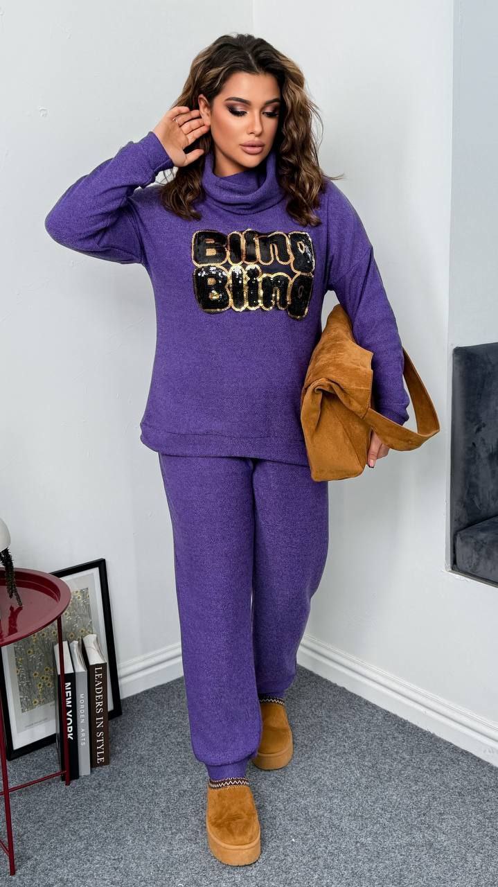 Костюм трикотаж на флісі
Костюм двійка Мод № 7861
Тканина : фактурний трикотаж з начесом  ( гарно тягнеться ) 
Довжина кофта : 72 см..
Довжина рукава : 78 см. ( від горловини )
Довжина штанів : 106 см. Теплий  костюм двійка . Кофта з обʼємним коміром , на манжеті . Штани з високою посадкою , пояс на гумці .
Артикул: GARNA-544528