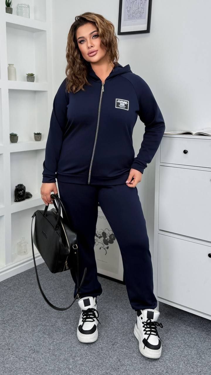 Костюм трикотаж на хутрі
Костюм двійка Мод № 7866
Тканина : Дайвінг на хутрі ( гарно тягнеться ) 
Довжина кофта : 72 см..
Довжина рукава : 78 см. ( від горловини )
Довжина штанів : 106 см. Теплий  костюм двійка . Кофта з капюшоном, на блискавці , на манжеті . Штани з високою посадкою , пояс на гумці .
Артикул: GARNA-246222