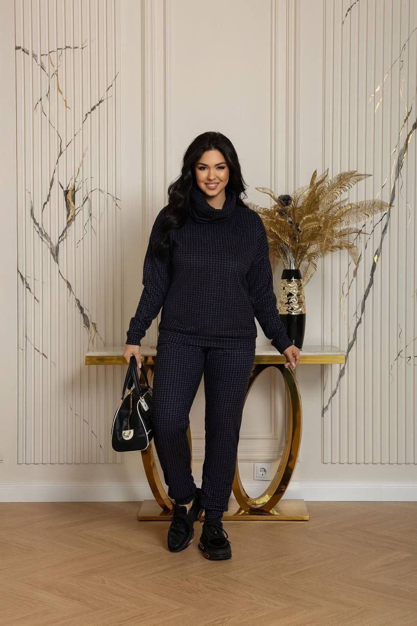 Костюм трикотаж ангора
Костюм двійка Мод № 7684
Тканина : ангора   ( гарно тягнеться )
Довжина кофти  : 70 см..
Довжина рукава : 74 см. ( від горловини ) 
Довжина штанів : 105 см. (пояс на гумці )
Практичний стильний костюм , штани прямого покрою , з бічними кишенями  , пояс на гумці  , низ на манжеті . Кофта прямого покрою  , з обʼємним коміром , на манжеті . Тканина  гарної якості , зносостійка  , приємна на дотик , гарно тягнеться .
Артикул: GARNA-911919