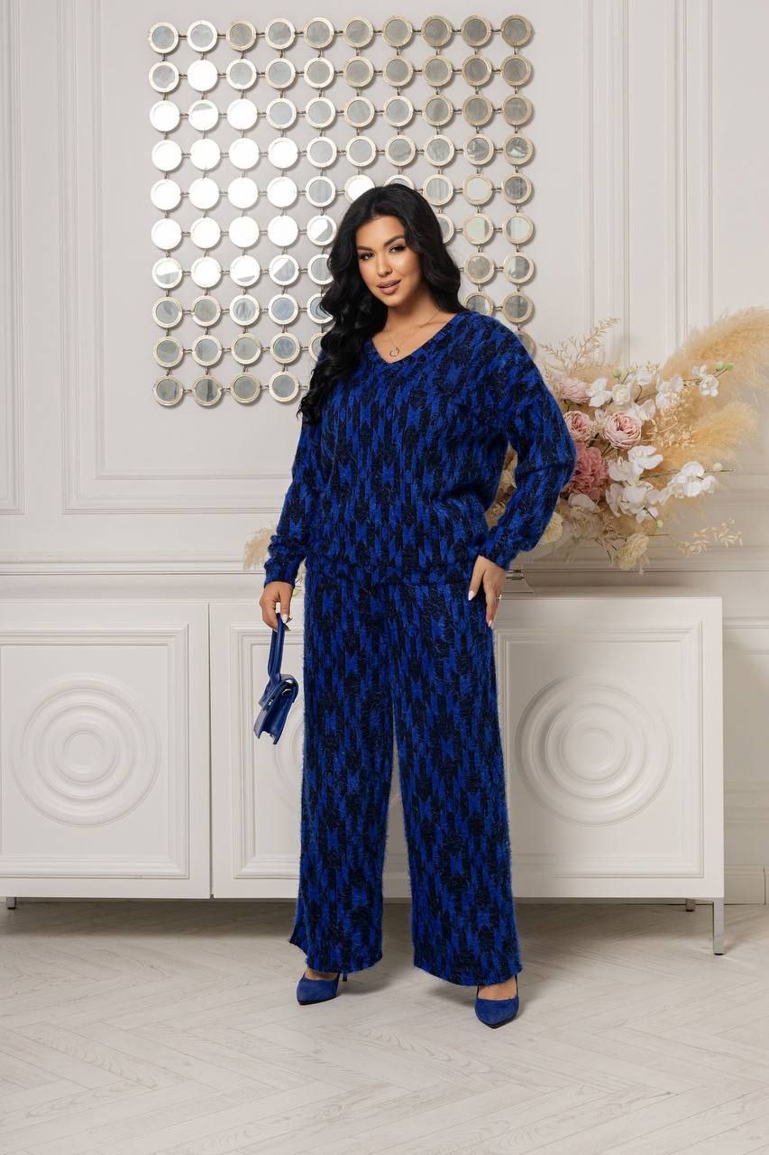 Костюм трикотаж травка
Костюм двійка Мод № 7642
Тканина :ангора  ( гарно тягнеться )
Довжина кофти  : 74 см..
Довжина рукава : 78 см. ( від горловини ) 
Довжина штанів : 105 см. (пояс на гумці )
Практичний стильний костюм , штани прямого покрою , з бічними кишенями  , пояс на гумці  . Кофта прямого покрою  , з V подібним вирізом , на манжеті . Тканина  гарної якості , зносостійка , не леняє , не кашлатиться , приємна на дотик .
Артикул: GARNA-176838