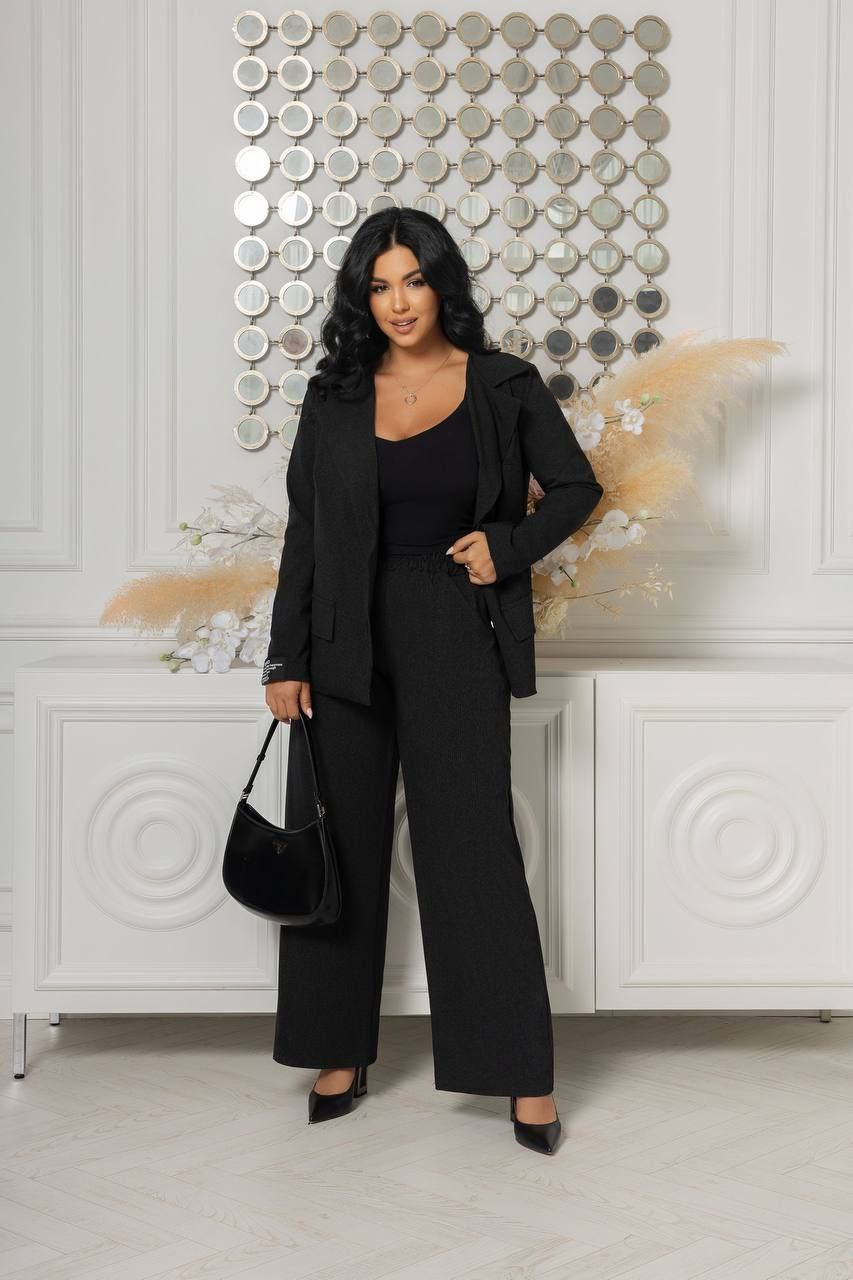 Костюм класичний
Костюм двійка  Мод № 7624
Тканина : костюмна 
НЕМАЄ  РОЗТЯЖНОСТІ 
Довжина піджака : 75 см..
Довжина рукава : 62 см. 
Довжина штанів : 107 см. (пояс на гумці )
Практичний костюм на підкладці , штани прямого покрою ,  з бічними кишенями , пояс на гумці  . Піджак  на ґудзиках , прямого  покрою  . Тканина гарної якості , зносостійка , не леняє , не кашлатиться , приємна на дотик , не тягнеться .
Артикул: GARNA-903693