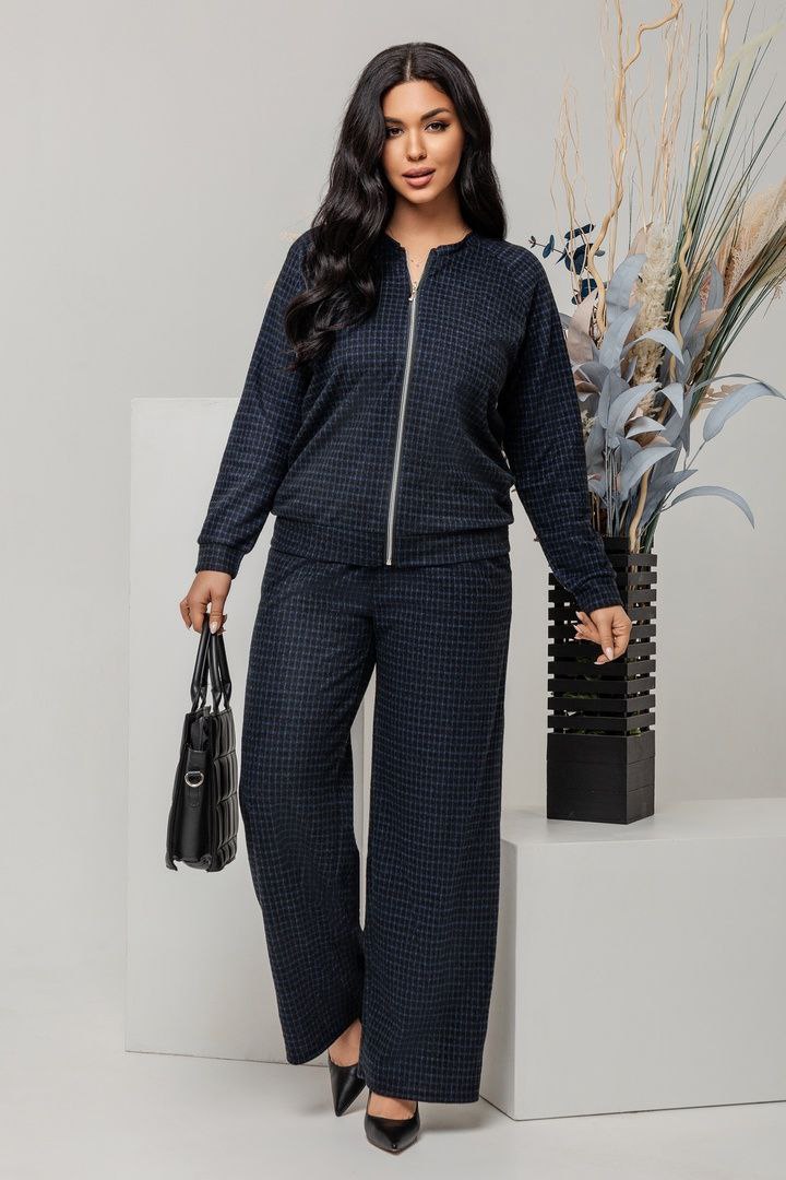 Костюм трикотаж ангора
Костюм Мод № 7411
Тканина : ангора 
ГАРНА РОЗТЯЖНІСТЬ 
Довжина кофти   : 70 см..
Довжина рукава : 74 см. ( від горловини ) 
Довжина штанів : 105 см. (пояс на гумці )
Практичний костюм , штани прямого покрою  ,  з бічними кишенями , пояс на гумці  . Кофта на блискавці , прямого  покрою , низ та рукав на манжеті . Тканина гарної якості , зносостійка , не леняє , не кашлатиться , приємна на дотик .
Артикул: GARNA-638489