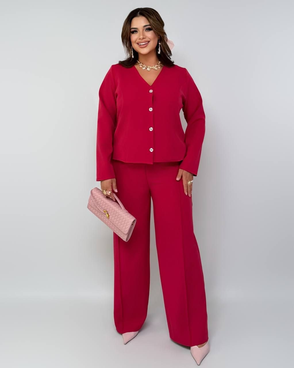 костююм
Костюм двійка Мод 7945
Тканина : креп - костюмка
Штани   з високою посадкою , пояс на гумці  , бічні кишені , з переду стрілки   . Піджак на ґудзиках з заду завʼязка .
Артикул: GARNA-793347