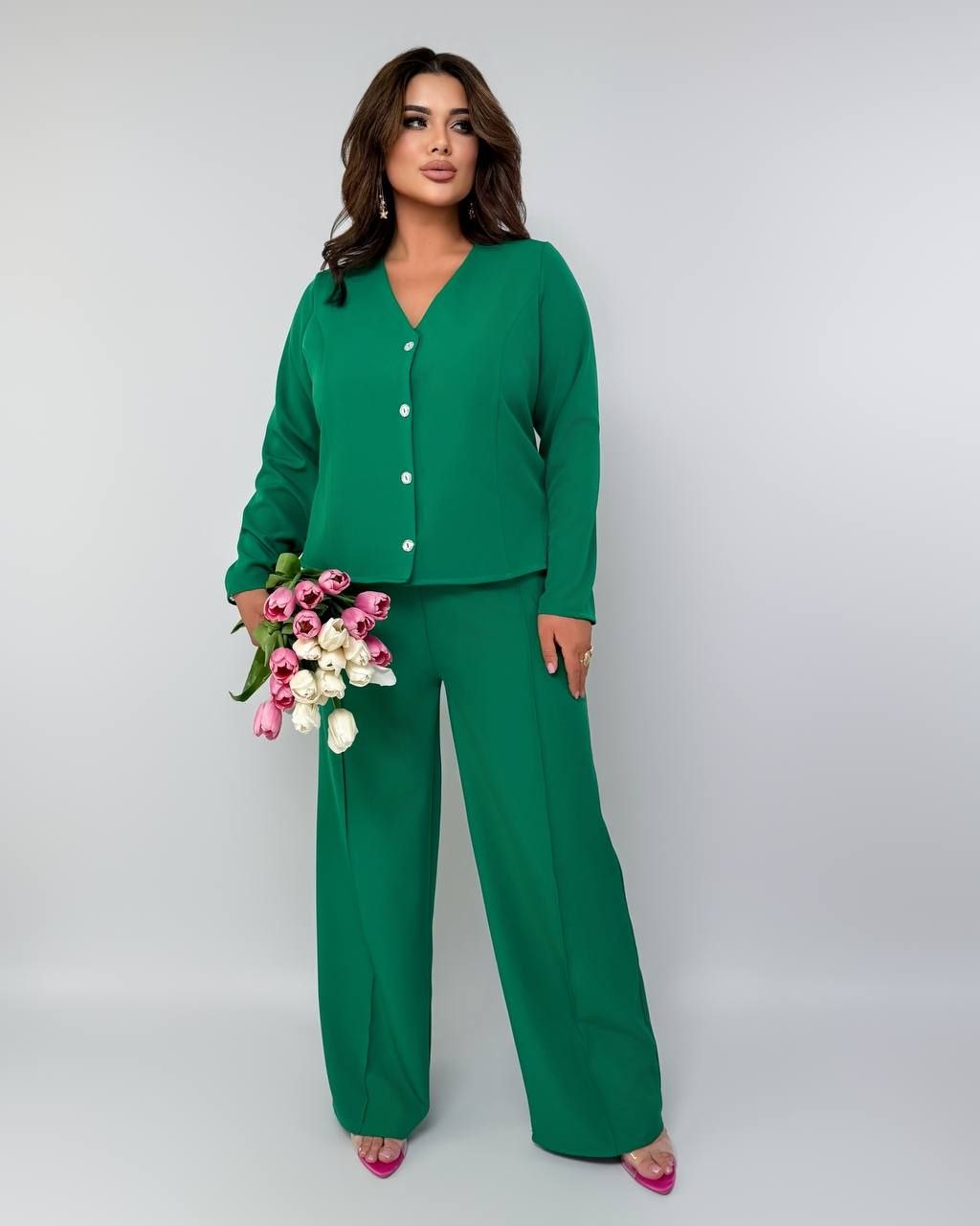 костююм
Костюм двійка Мод 7945
Тканина : креп - костюмка
Штани   з високою посадкою , пояс на гумці  , бічні кишені , з переду стрілки   . Піджак на ґудзиках з заду завʼязка .
Артикул: GARNA-325850