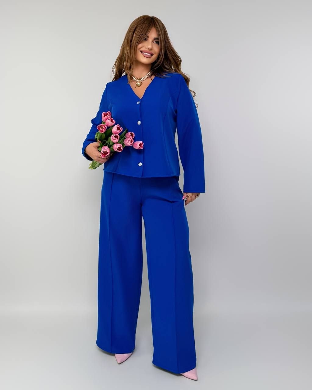 костююм
Костюм двійка Мод 7945
Тканина : креп - костюмка
Штани   з високою посадкою , пояс на гумці  , бічні кишені , з переду стрілки   . Піджак на ґудзиках з заду завʼязка .
Артикул: GARNA-174779