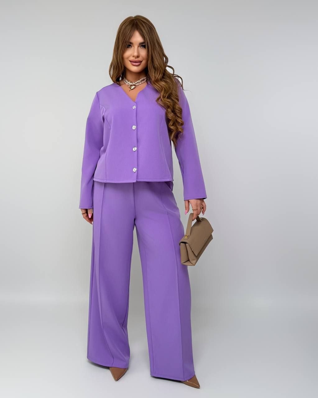 костююм
Костюм двійка Мод 7945
Тканина : креп - костюмка
Штани   з високою посадкою , пояс на гумці  , бічні кишені , з переду стрілки   . Піджак на ґудзиках з заду завʼязка .
Артикул: GARNA-650112