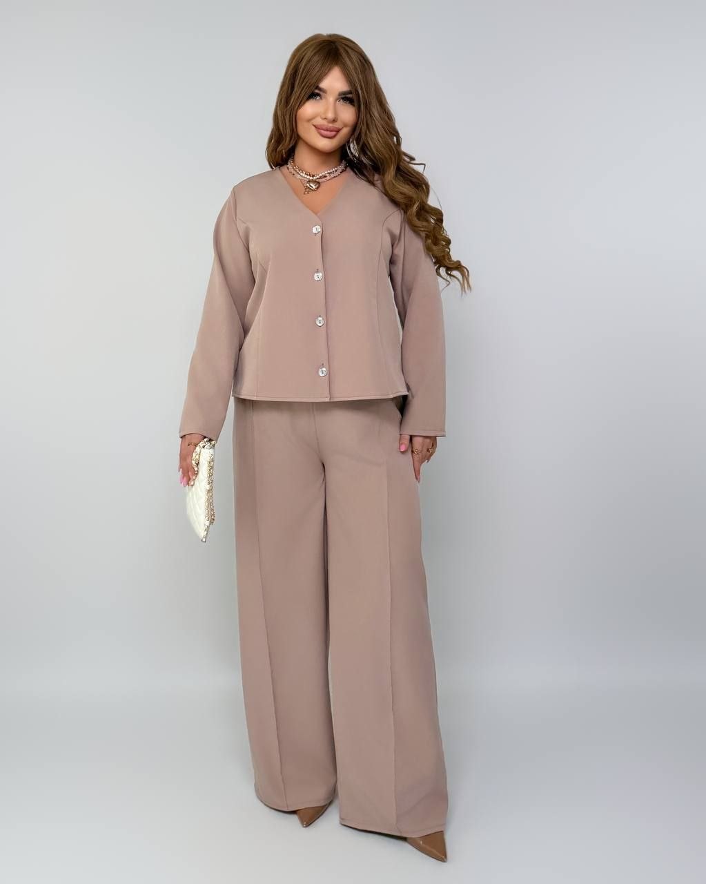 костююм
Костюм двійка Мод 7945
Тканина : креп - костюмка
Штани   з високою посадкою , пояс на гумці  , бічні кишені , з переду стрілки   . Піджак на ґудзиках з заду завʼязка .
Артикул: GARNA-879353