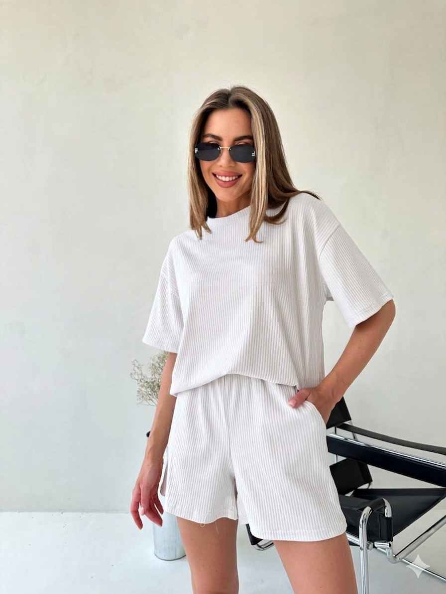 Костюм з шортами
костюм двійка, шорти  + широка футболка вільного крою 
 1(42-44)Футболка ОГ 116 Довжина 67 Шорти ОС 96 довжина 38
2(46-48) Футболка ОГ 122 Довжина  68 Шорти ОС 106 Довжина 40
Тканина: високоякісний рубчик(мустанг
Артикул: GARNA-725538