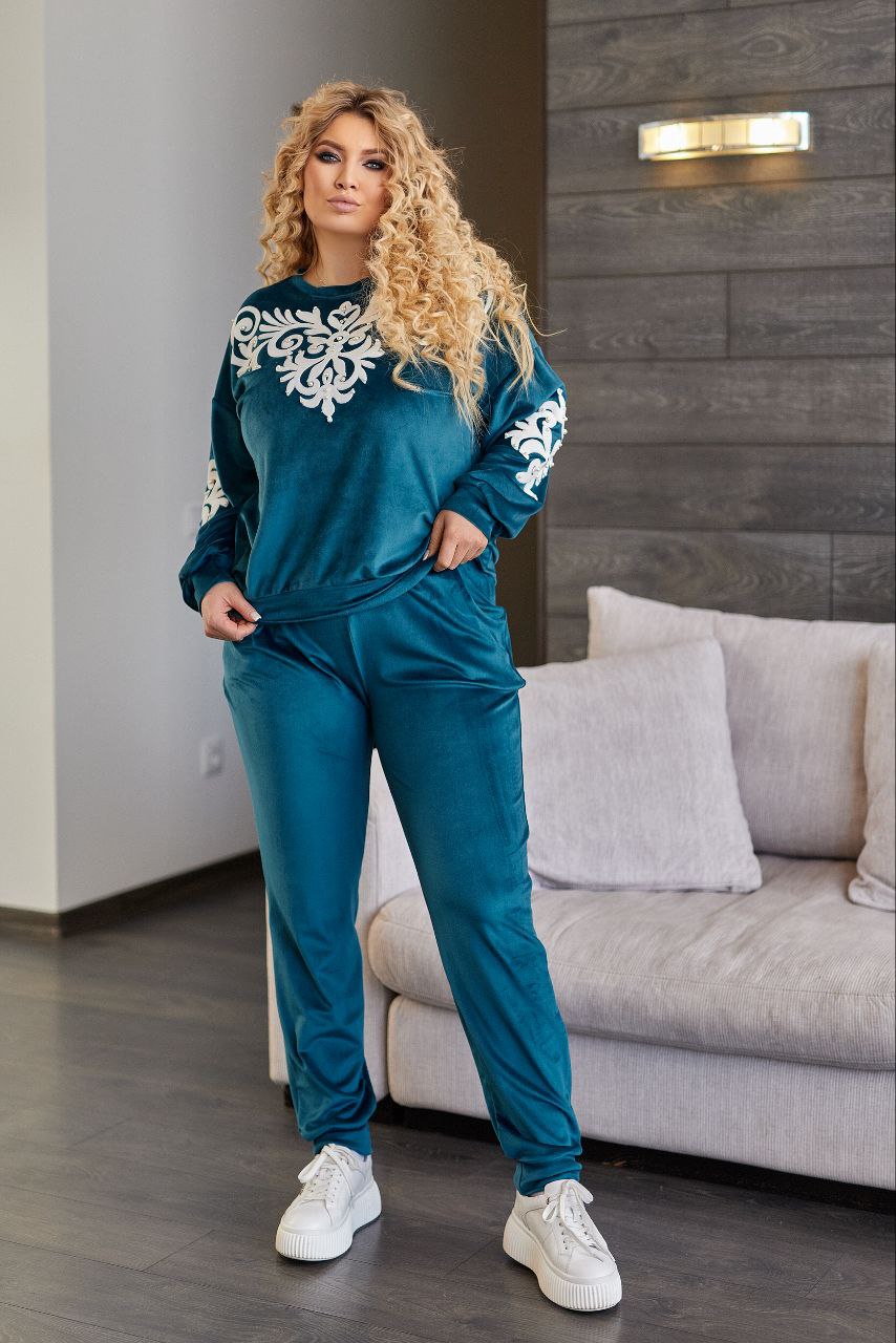 ЗНИЖКИ Костюм велюр
Костюм 308вд
Тканина:
Велюр гарної якості, декоровано апплікацією + перлини.
Артикул: GARNA-441159