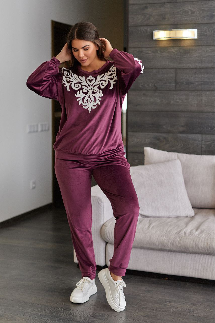 ЗНИЖКИ Костюм велюр
Костюм 308вд
Тканина:
Велюр гарної якості, декоровано апплікацією + перлини.
Артикул: GARNA-594672