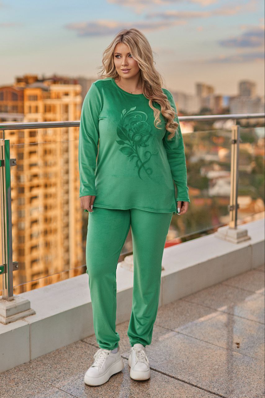 ЗНИЖКИ Костюм велюр
Костюм 331вд
Тканина:
Велюр гарної якості, декоровано апплікацією + перлини.
Артикул: GARNA-609160