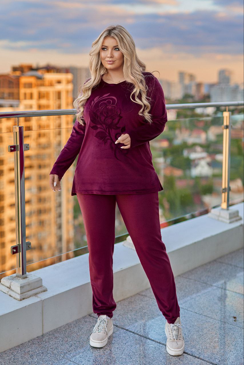 ЗНИЖКИ Костюм велюр
Костюм 331вд
Тканина:
Велюр гарної якості, декоровано апплікацією + перлини.
Артикул: GARNA-444040