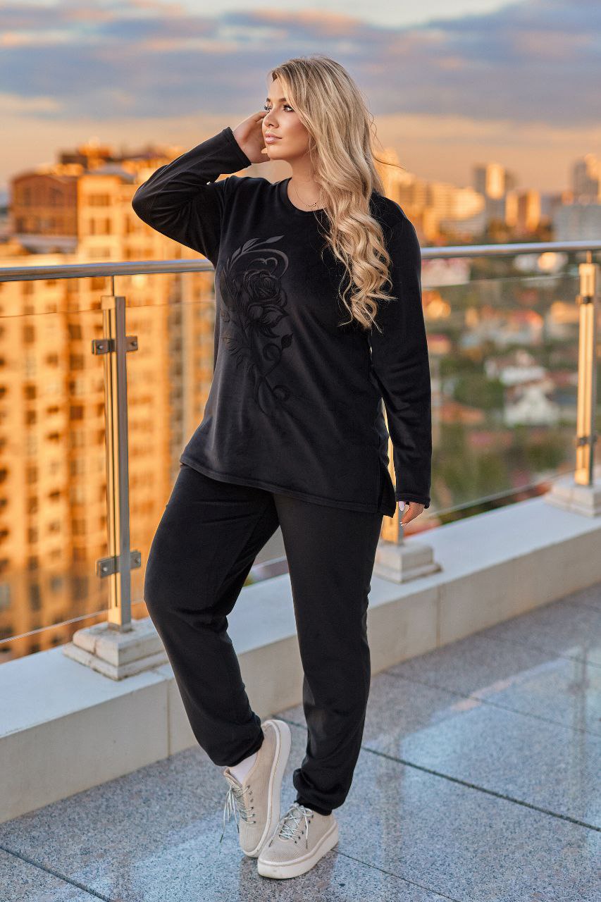 ЗНИЖКИ Костюм велюр
Костюм 331вд
Тканина:
Велюр гарної якості, декоровано апплікацією + перлини.
Артикул: GARNA-296391