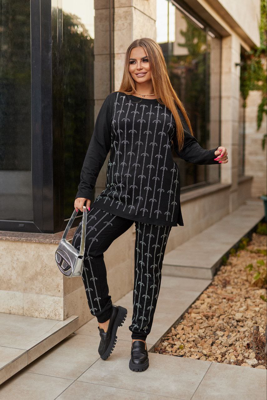 ЗНИЖКИ Костюм двонитка
Костюм 293вд
Тканина:
 Двухнитка + декоровано стразами якості DMS.
Артикул: GARNA-146978