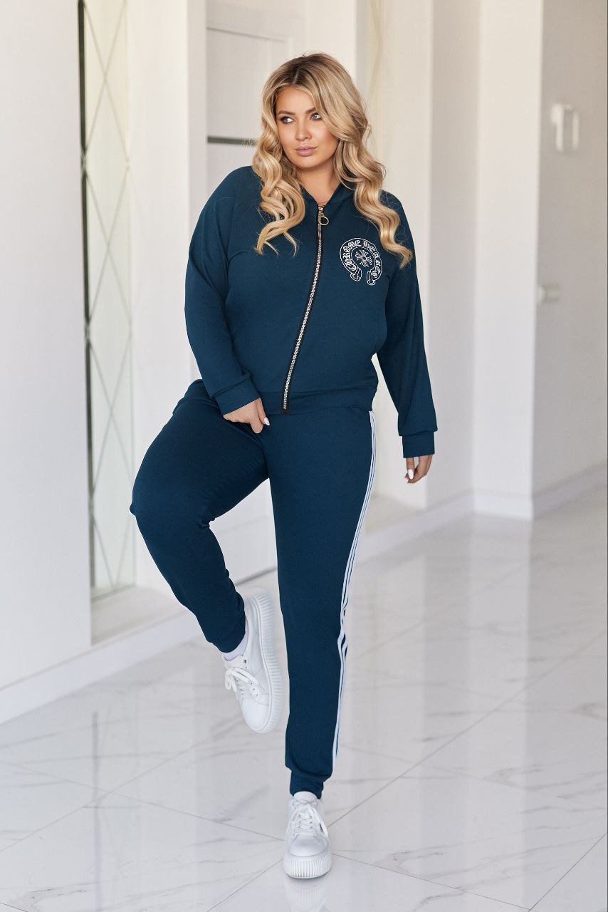 ЗНИЖКИ Костюм двонитка
Костюм 330вд
Тканина:    
Двухнитка  гарної  якості  + апплікація + стрази  високої  якості  DMS + лампаси.
Артикул: GARNA-815169