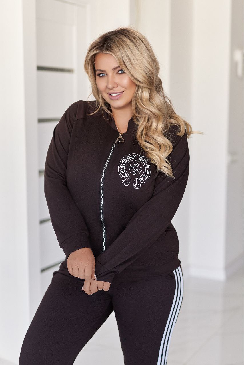 ЗНИЖКИ Костюм двонитка
Костюм 330вд
Тканина:    
Двухнитка  гарної  якості  + апплікація + стрази  високої  якості  DMS + лампаси.
Артикул: GARNA-306745